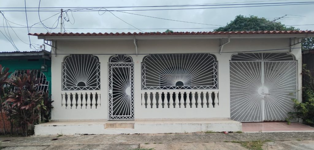 Vendo casa en La Chorrera ( Barriada San Antonio)/ 3R-1B